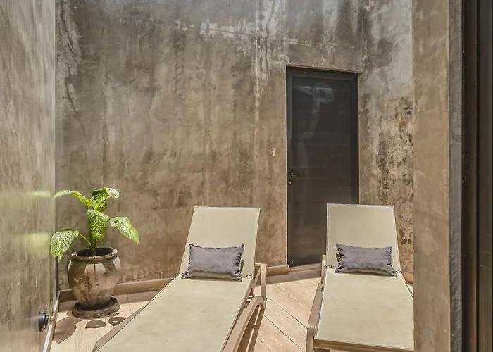 Stylish Ph With Private Pool-gym-superstore